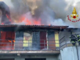 Varese, casa in fiamme, due feriti nel tentativo di spegnere fuoco