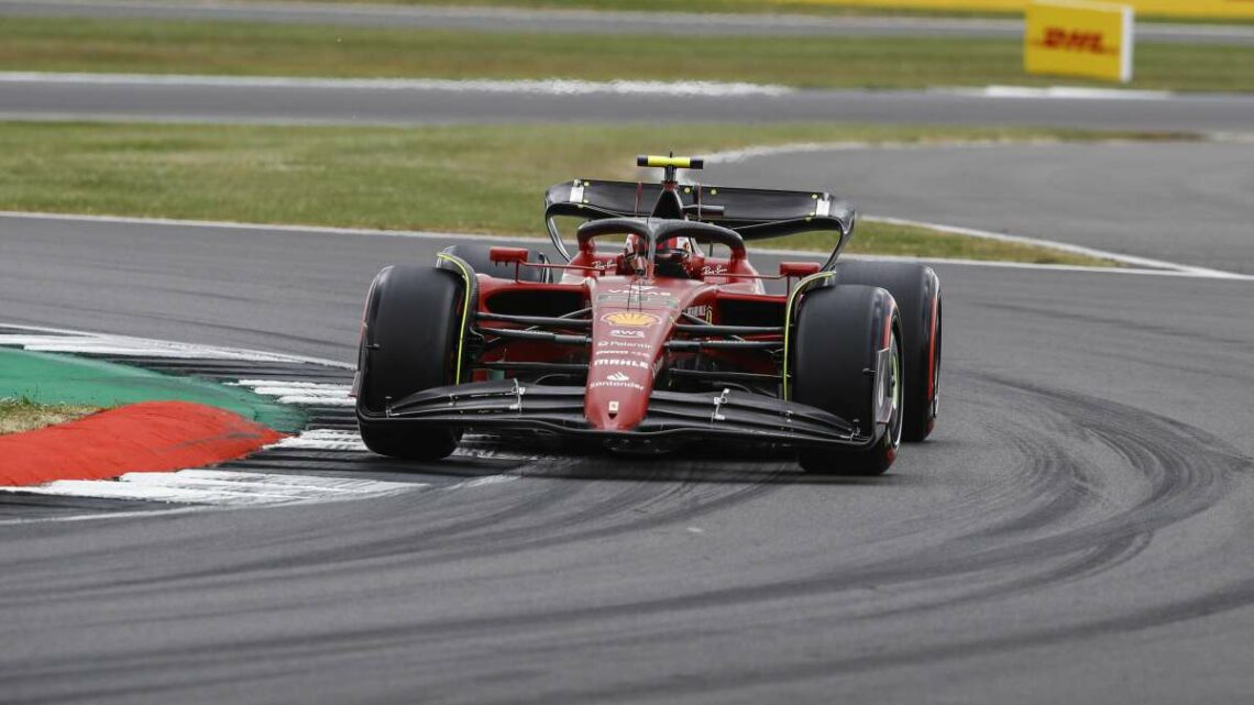 Pole di Sainz a Silverstone su Verstappen e Leclerc Pole di Sainz a Silverstone su Verstappen e Leclerc