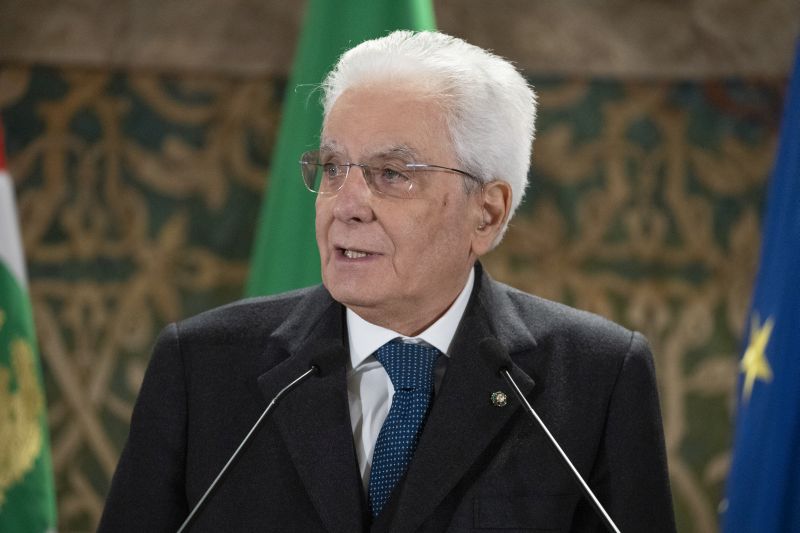 Mattarella non accoglie dimissioni Draghi e lo rinvia al Parlamento Mattarella non accoglie dimissioni Draghi e lo rinvia al Parlamento