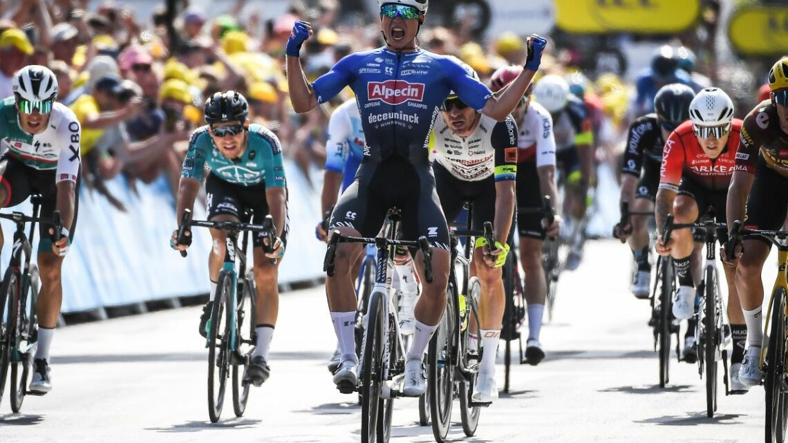 Philipsen vince la 15^ tappa del Tour davanti a Van Aert Philipsen vince la 15^ tappa del Tour davanti a Van Aert