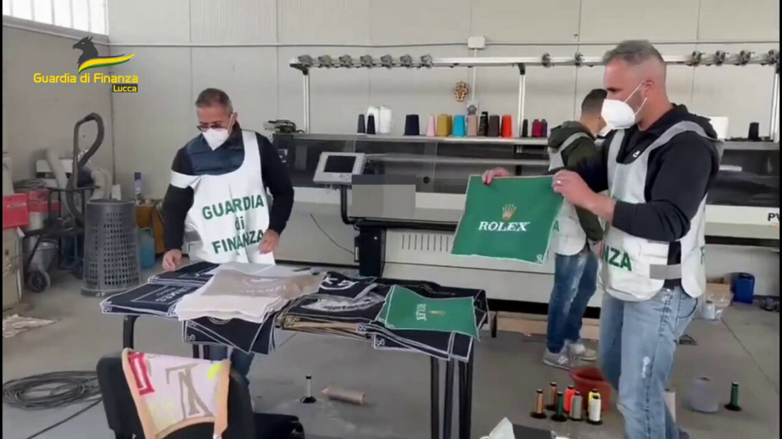 Contraffazione, denunciate 9 persone, 13mila capi falsi sequestrati Contraffazione, denunciate 9 persone, 13mila capi falsi sequestrati