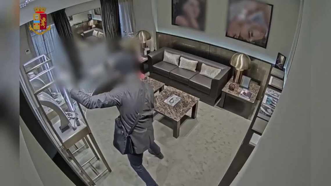 Rapine in gioiellerie nel centro di Milano, tre fermati Rapine in gioiellerie nel centro di Milano, tre fermati