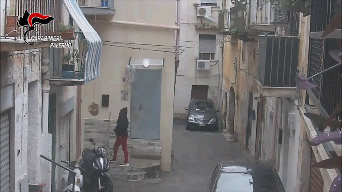 Droga calata con un cesto dal balcone, arresti nel Palermitano Droga calata con un cesto dal balcone, arresti nel Palermitano