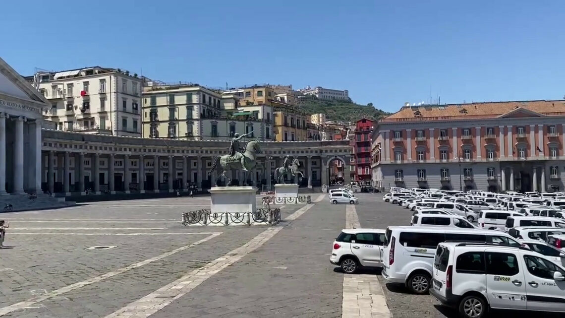 Napoli, sciopero taxi, centinaia di auto occupano piazza Plebiscito Napoli, sciopero taxi, centinaia di auto occupano piazza Plebiscito
