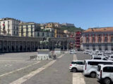 Napoli, sciopero taxi, centinaia di auto occupano piazza Plebiscito