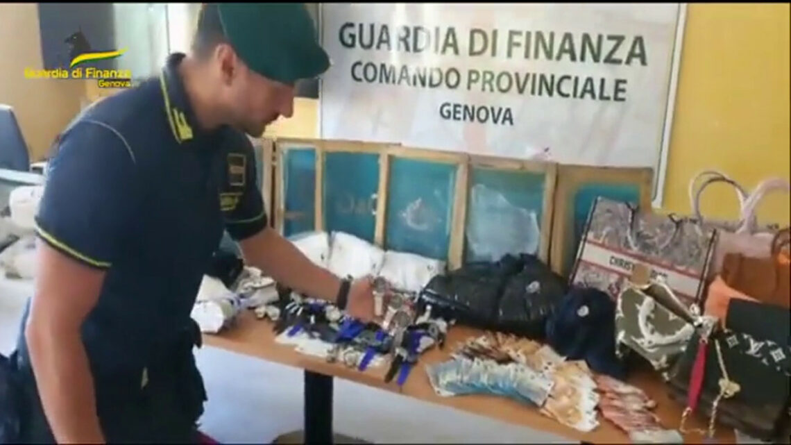 Genova, scoperto un laboratorio della contraffazione Genova, scoperto un laboratorio della contraffazione