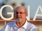 Salman Rushdie operato è attaccato a un respiratore