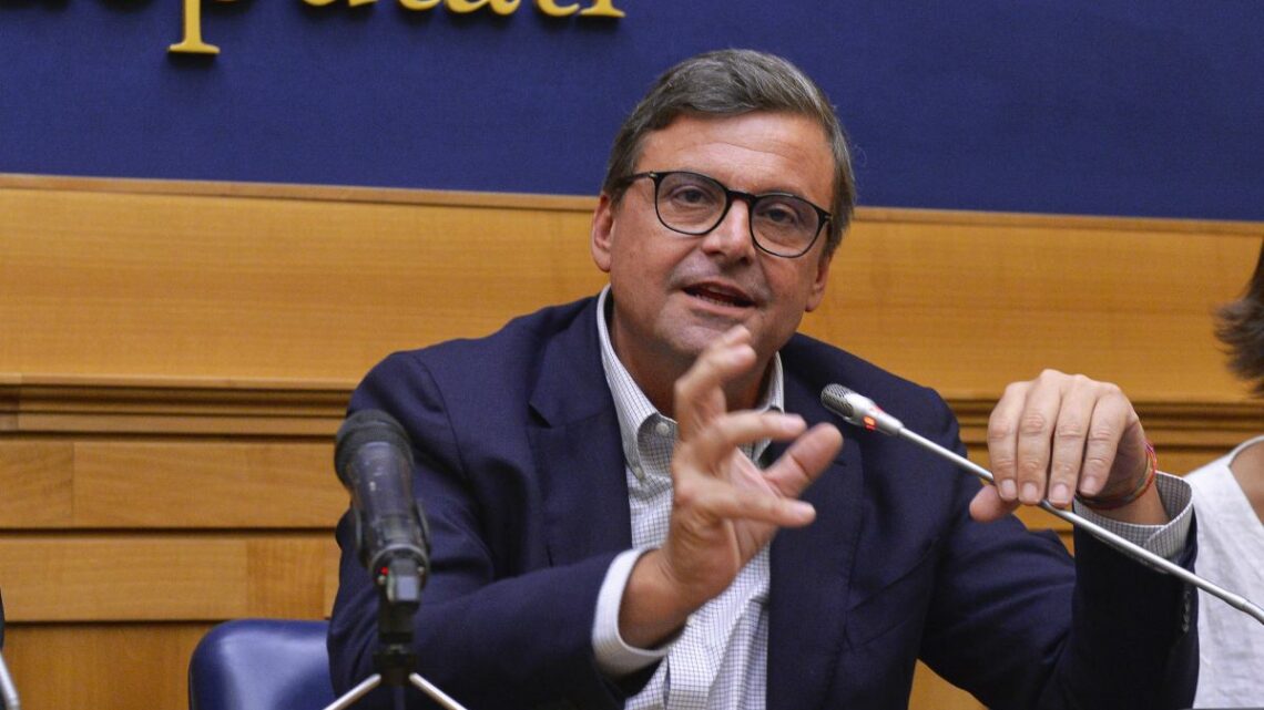 Calenda “Possibile che non ci si possa fermare per un giorno” Calenda “Possibile che non ci si possa fermare per un giorno”