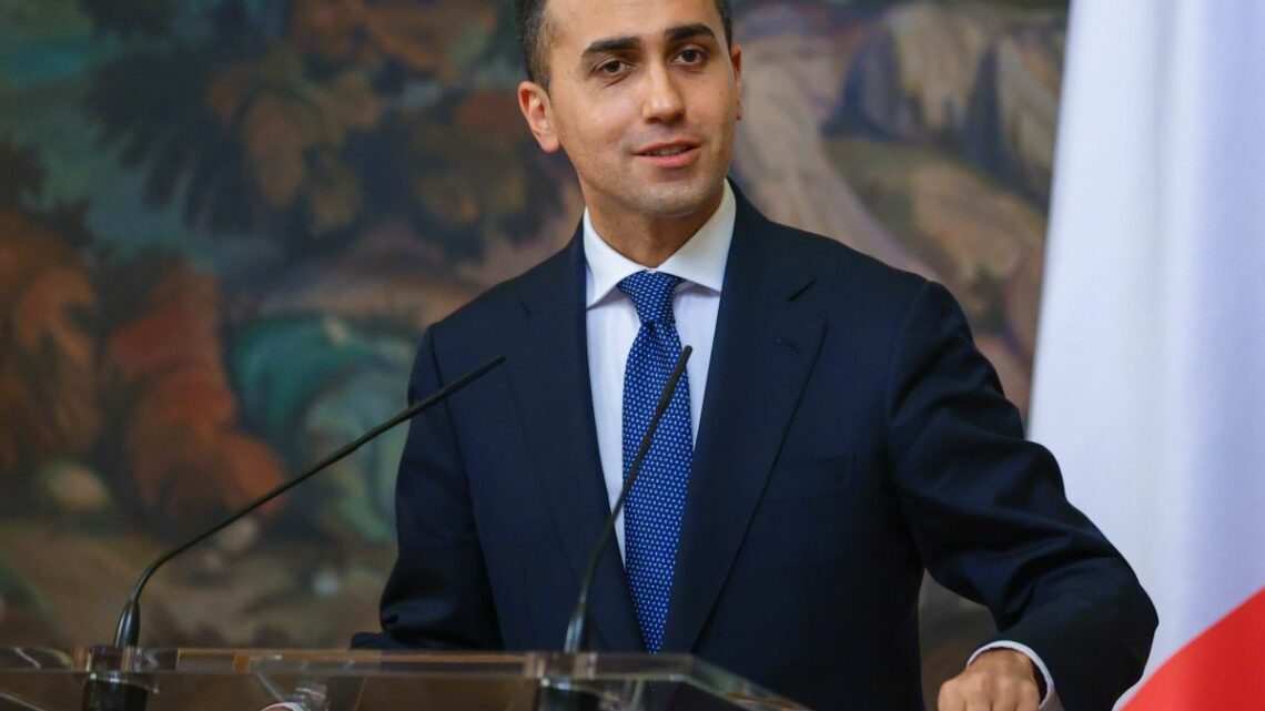 Elezioni, Di Maio “Confronto Salvini? Se vuole anche a casa Berlusconi” Elezioni, Di Maio “Confronto Salvini? Se vuole anche a casa Berlusconi”
