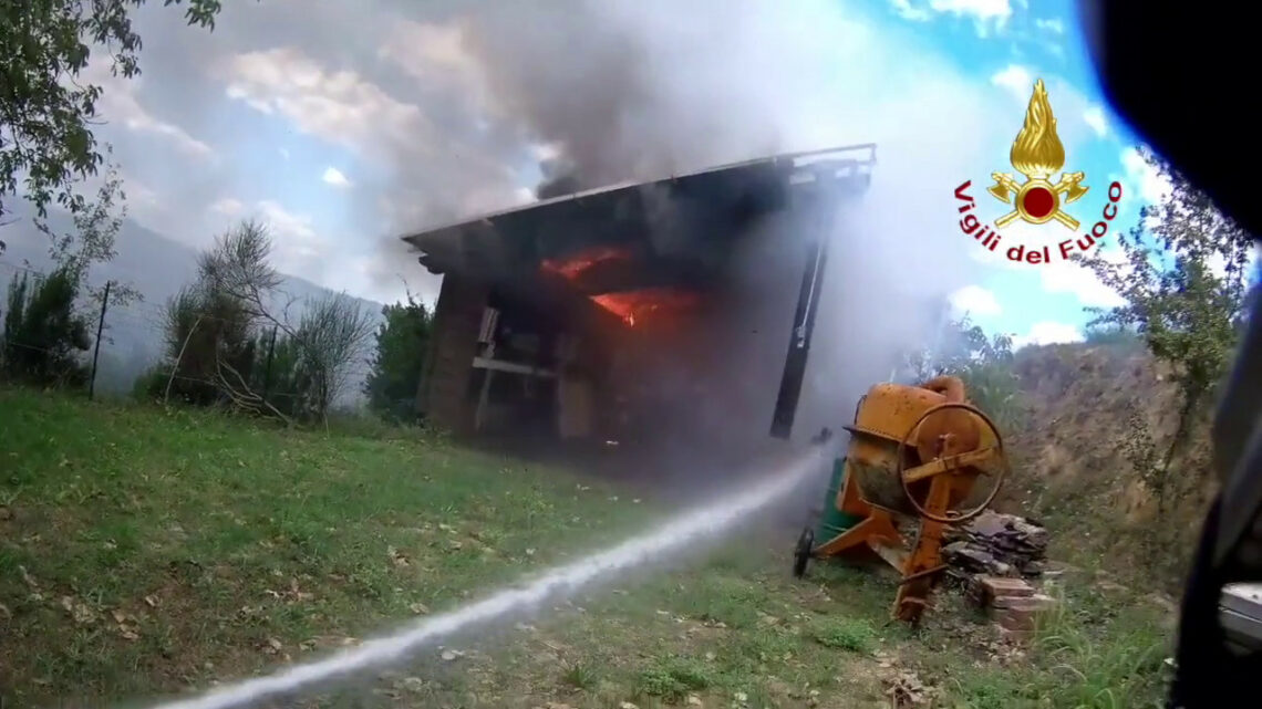 In fiamme deposito di attrezzi nel Senese In fiamme deposito di attrezzi nel Senese