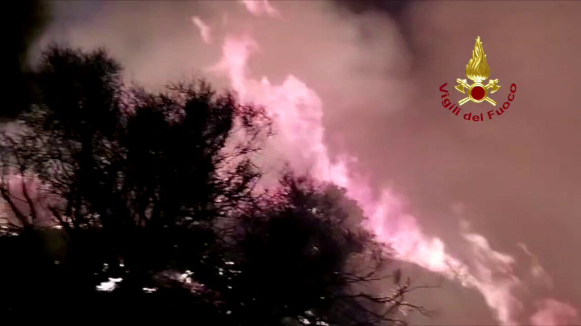 Incendi, a Lipari in fumo ettari di vegetazione Incendi, a Lipari in fumo ettari di vegetazione