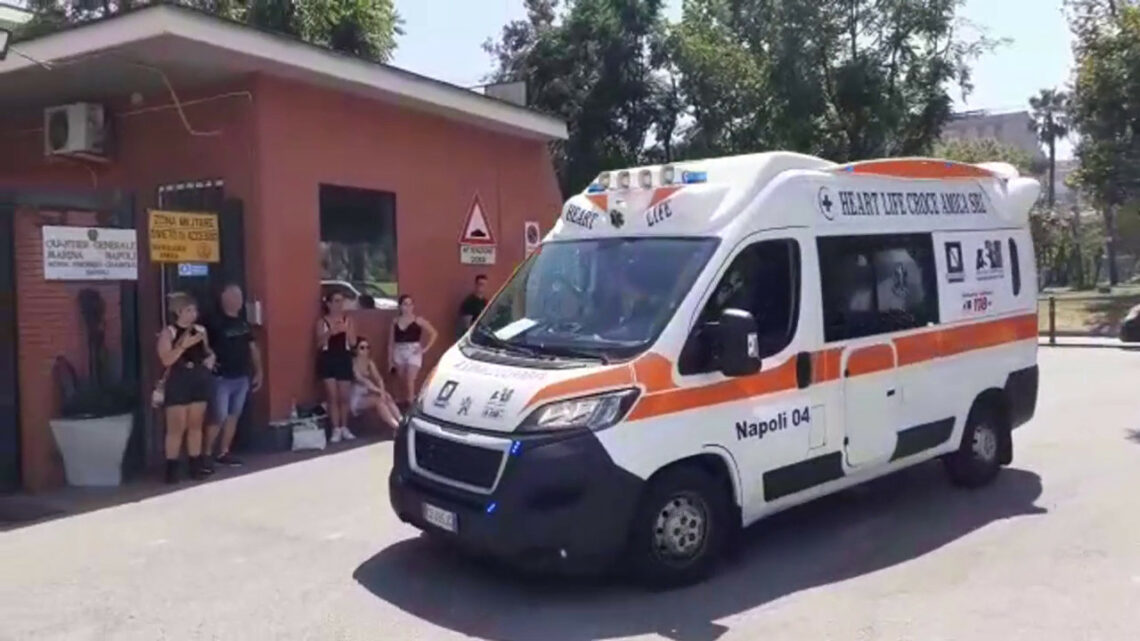 Aliscafo contro il molo San Vincenzo al porto di Napoli Aliscafo contro il molo San Vincenzo al porto di Napoli