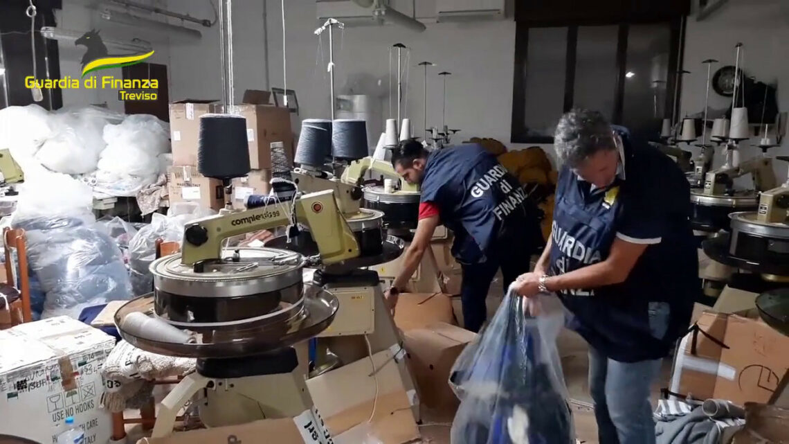 Finanzieri sequestrano a Treviso laboratorio di abbigliamento Finanzieri sequestrano a Treviso laboratorio di abbigliamento