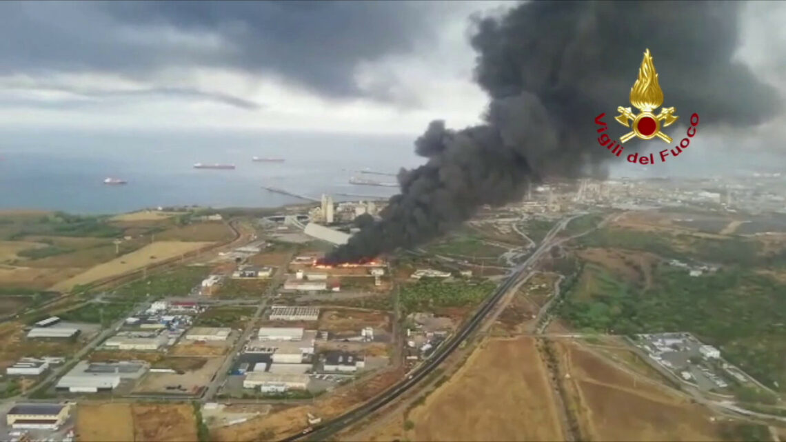 Incendio in un’azienda nel Siracusano, l’area messa in sicurezza Incendio in un’azienda nel Siracusano, l’area messa in sicurezza