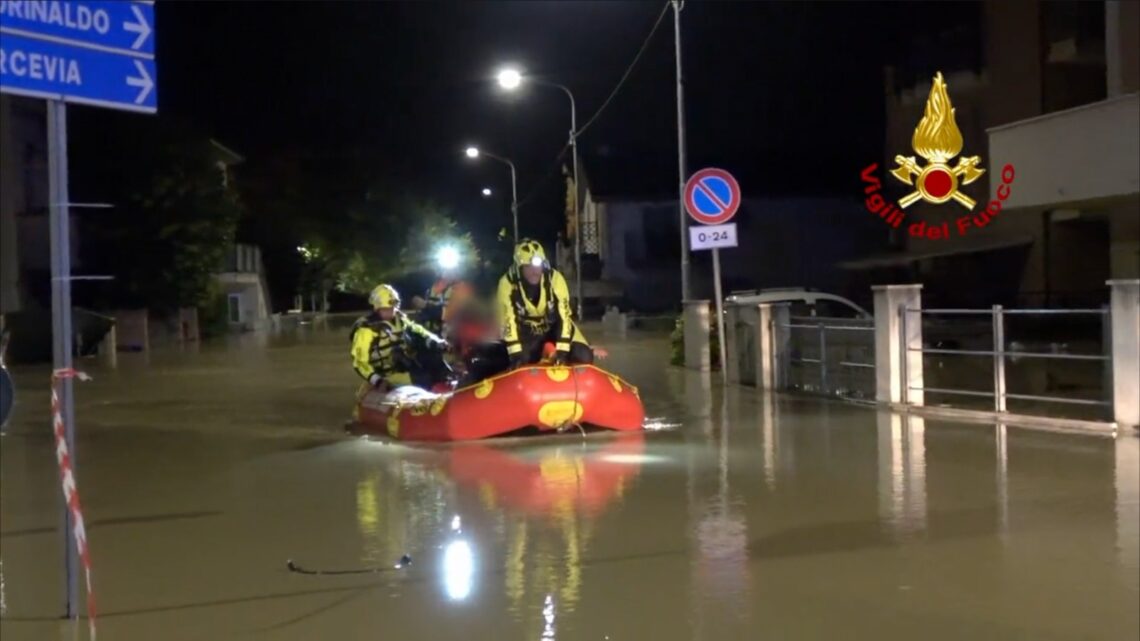 Maltempo, sette morti per una bomba d’acqua nelle Marche Maltempo, sette morti per una bomba d’acqua nelle Marche