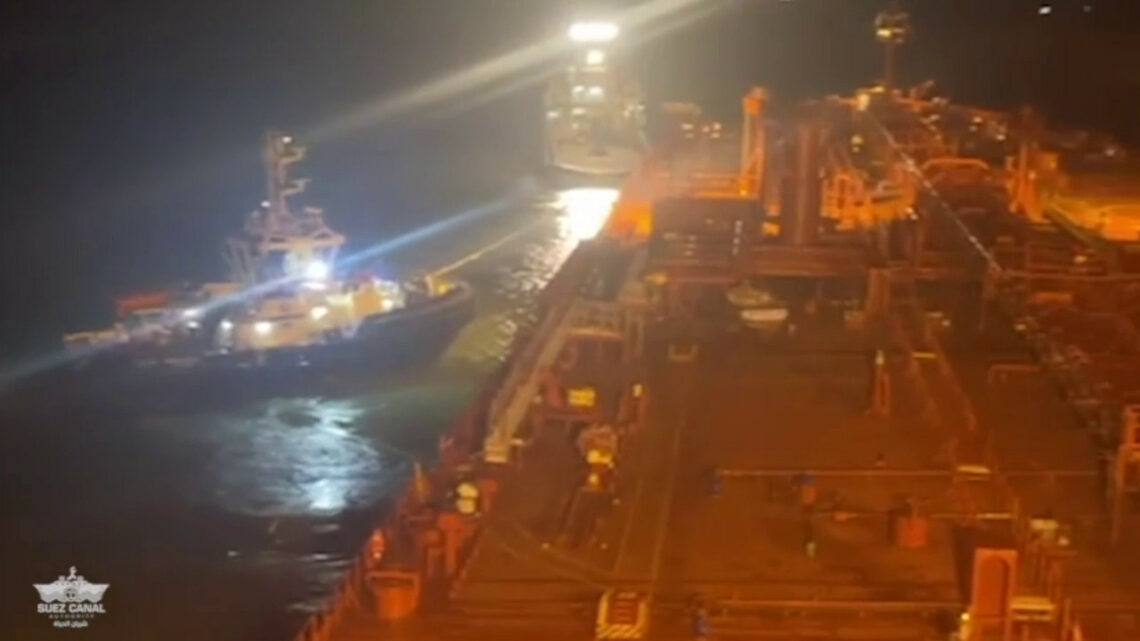Una petroliera si arena nel Canale di Suez, le immagini Una petroliera si arena nel Canale di Suez, le immagini