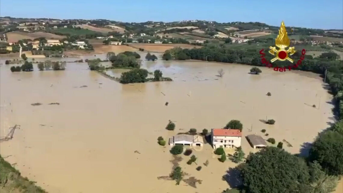 Maltempo Marche, ricognizione aerea sulle aree di Senigallia Maltempo Marche, ricognizione aerea sulle aree di Senigallia