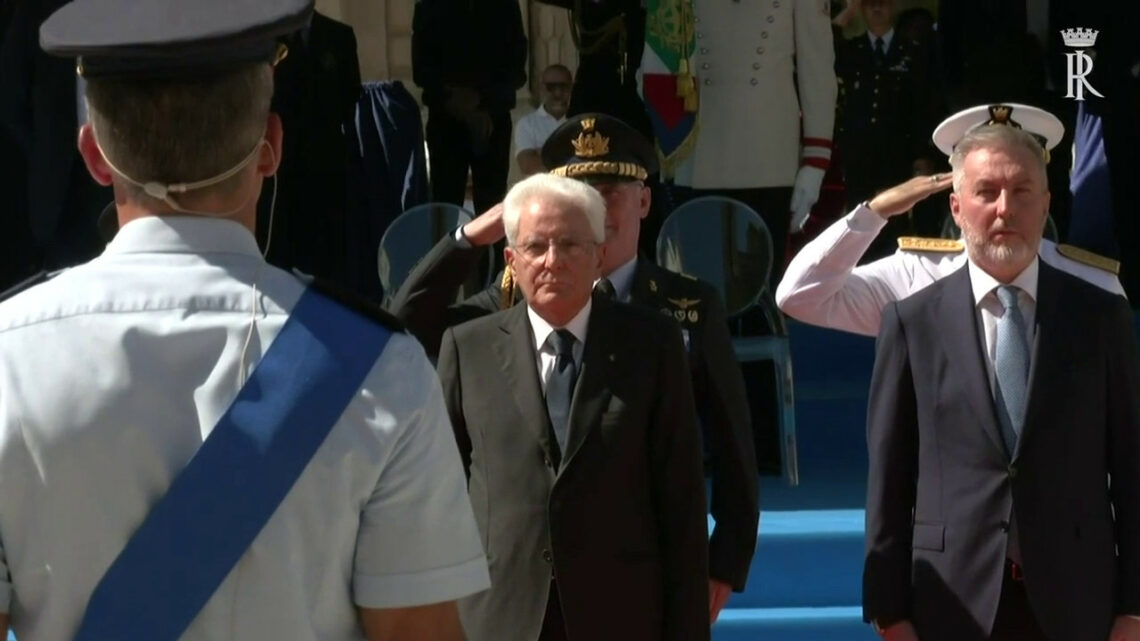 Mattarella alla cerimonia di consegna delle Aquile di pilota militare Mattarella alla cerimonia di consegna delle Aquile di pilota militare
