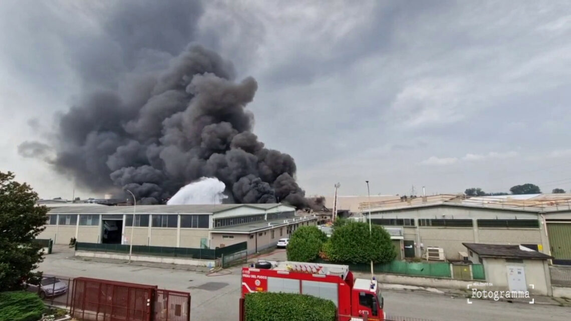 San Giuliano Milanese, incendio devasta azienda San Giuliano Milanese, incendio devasta azienda