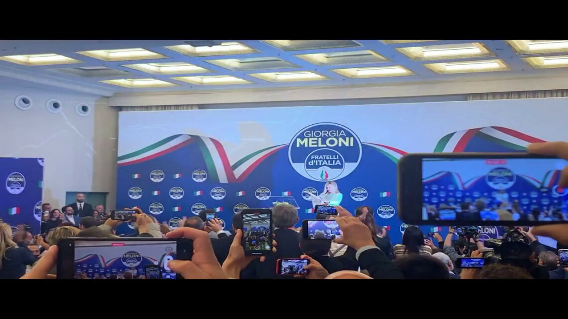 Elezioni, per Giorgia Meloni festeggiamenti sulle note di Rino Gaetano Elezioni, per Giorgia Meloni festeggiamenti sulle note di Rino Gaetano