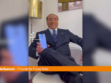 Berlusconi “La barzelletta fa bene, è terapeutica”