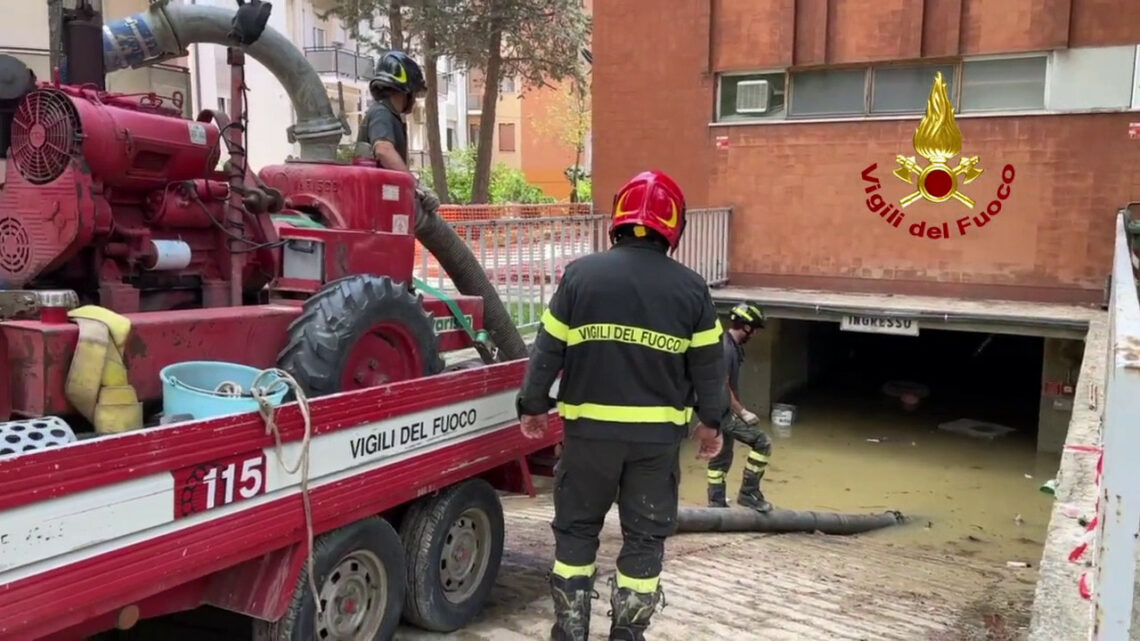 Alluvione nelle Marche, vigili del fuoco svuotano garage allagato Alluvione nelle Marche, vigili del fuoco svuotano garage allagato