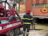 Alluvione nelle Marche, vigili del fuoco svuotano garage allagato
