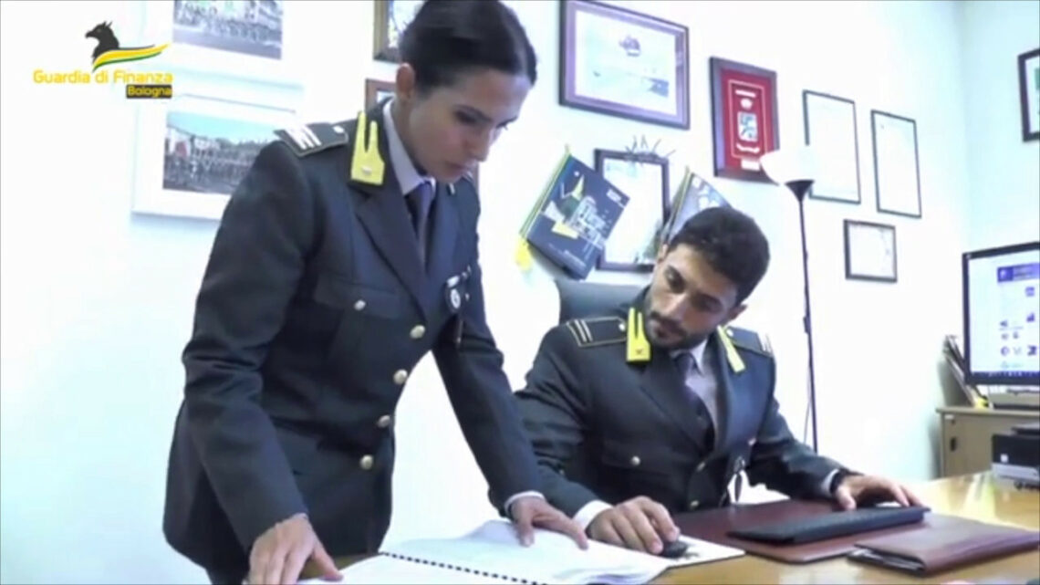 Finto appalto a Bologna per frodare Inps, 10 milioni di fatture false Finto appalto a Bologna per frodare Inps, 10 milioni di fatture false