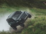 Le Defender di James Bond fanno il pieno all’asta da Christie’s