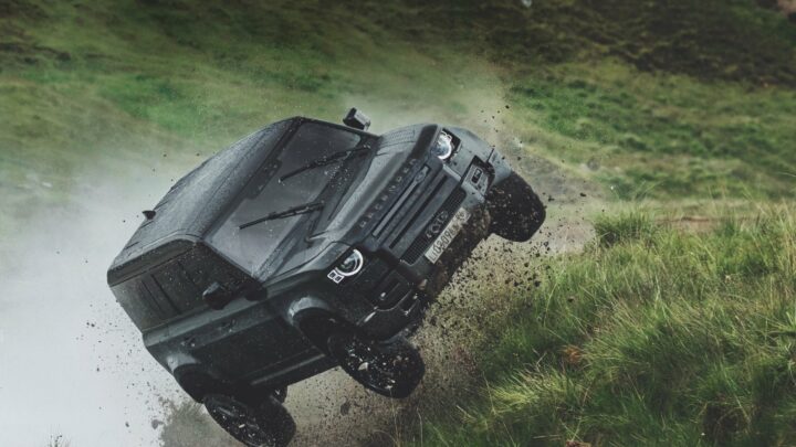 Le Defender di James Bond fanno il pieno all’asta da Christie’s