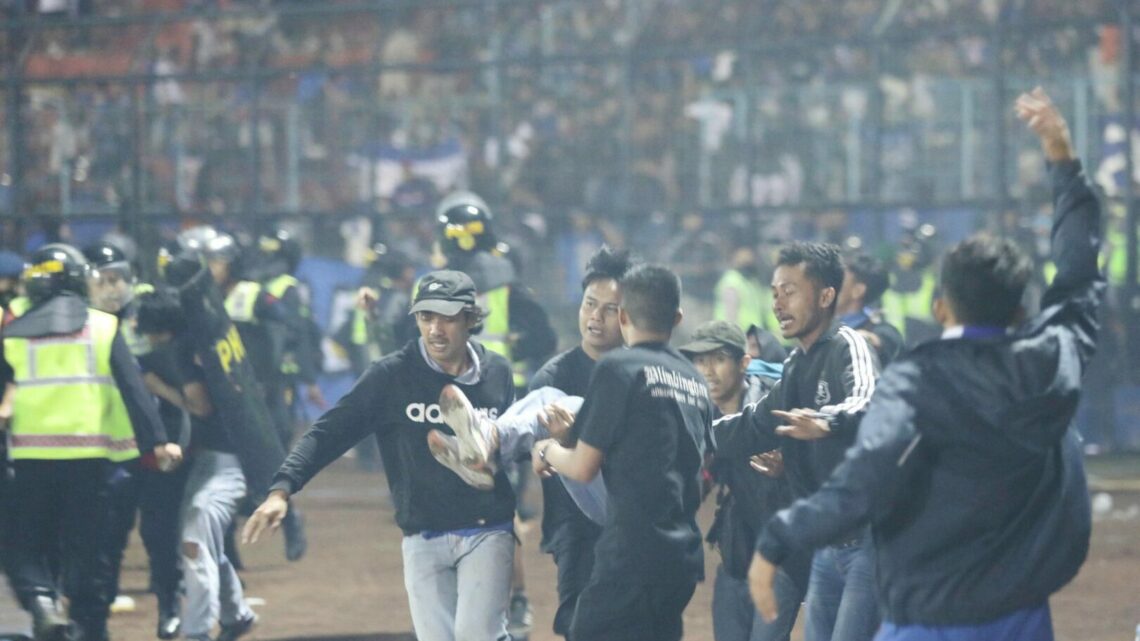Tragedia allo stadio in Indonesia, oltre un centinaio il bilancio delle vittime Tragedia allo stadio in Indonesia, oltre un centinaio il bilancio delle vittime