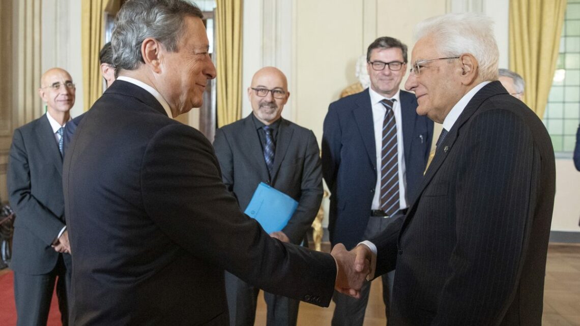 Mattarella ringrazia Draghi e ministri “Ottenuti lusinghieri risultati” Mattarella ringrazia Draghi e ministri “Ottenuti lusinghieri risultati”