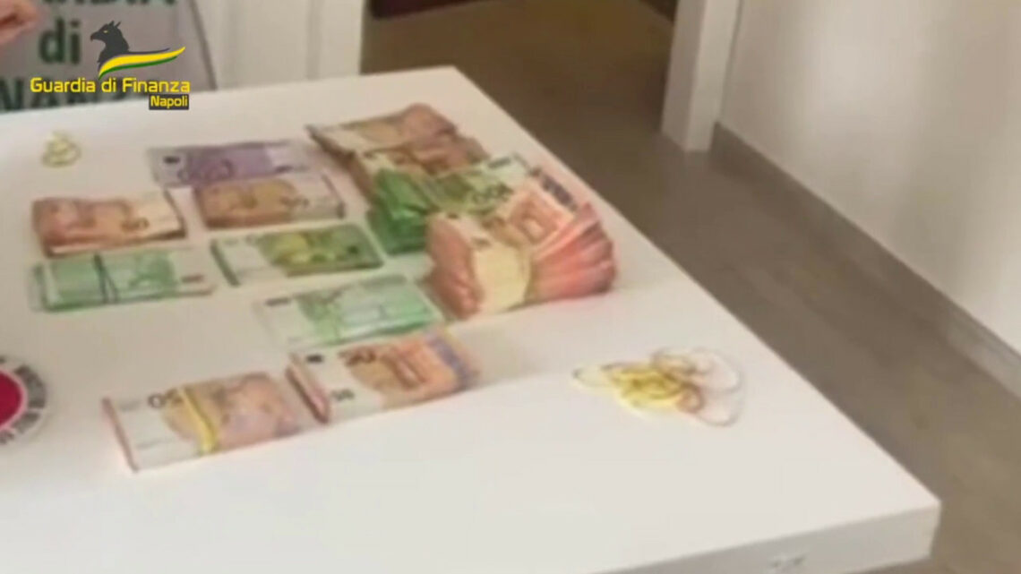 Napoli, 2.000 banconote false tra i banchi di piazza Mercato Napoli, 2.000 banconote false tra i banchi di piazza Mercato