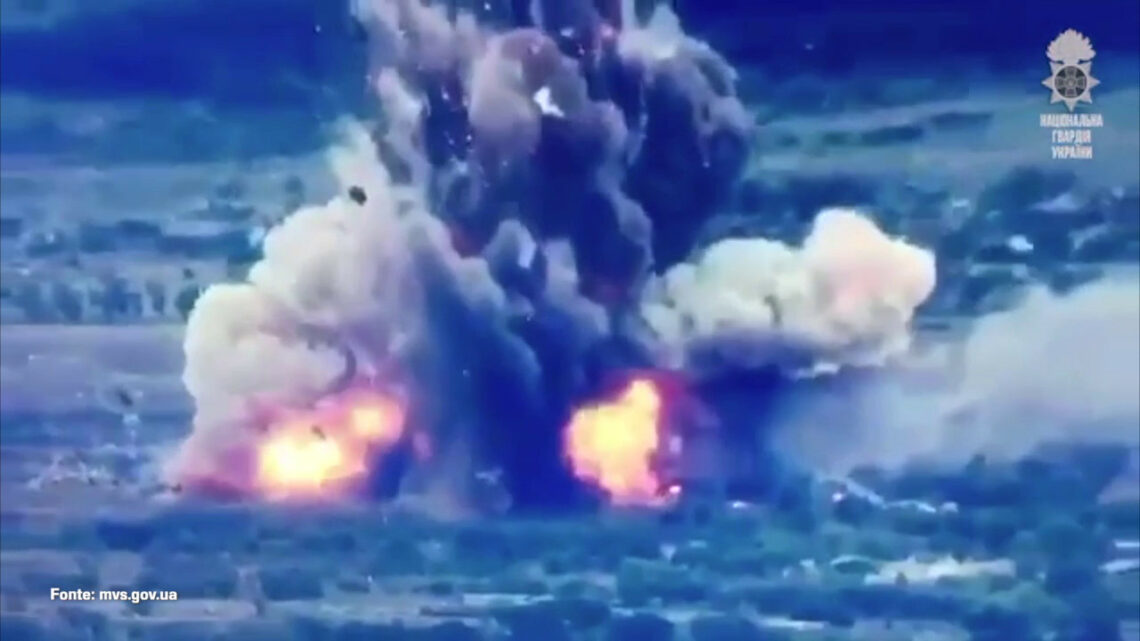 I militari ucraini fanno esplodere un deposito russo di munizioni I militari ucraini fanno esplodere un deposito russo di munizioni