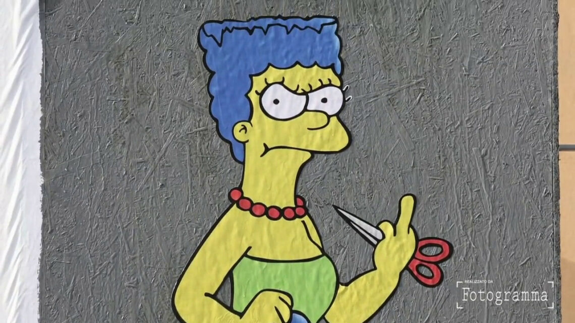 A Milano riappare il murale di Marge Simpson che si taglia i capelli A Milano riappare il murale di Marge Simpson che si taglia i capelli