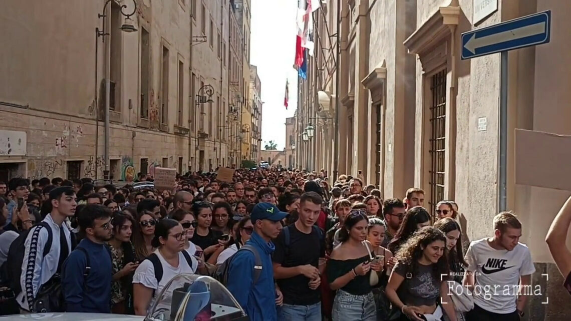 Crollo all’Università di Cagliari, gli studenti scendono in piazza Crollo all’Università di Cagliari, gli studenti scendono in piazza