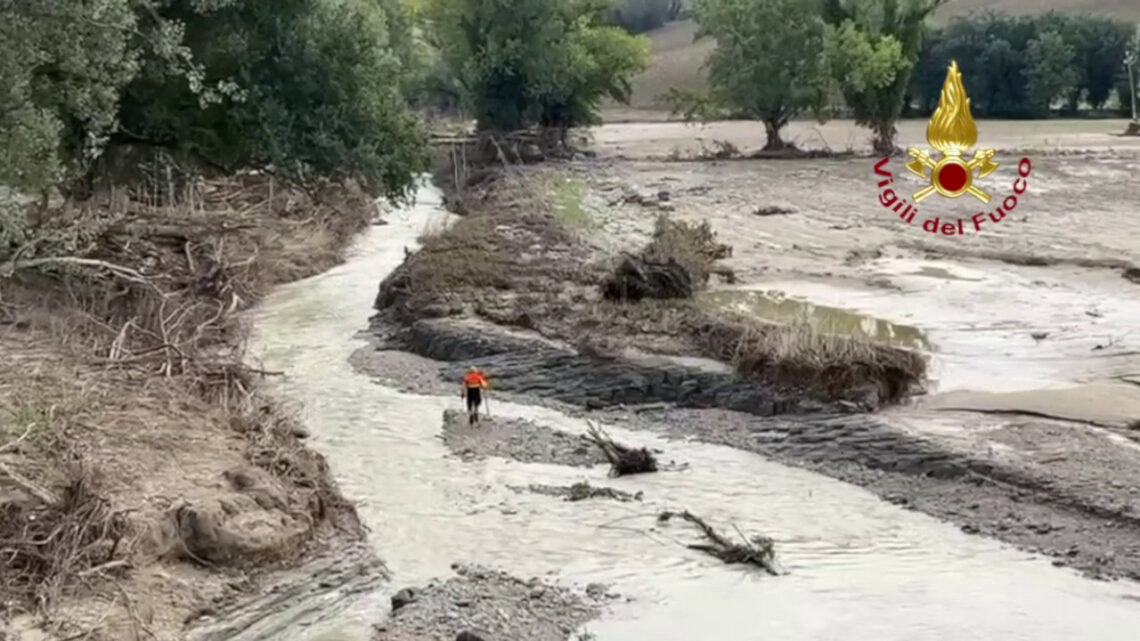 Alluvione nelle Marche, si cerca senza sosta la donna dispersa Alluvione nelle Marche, si cerca senza sosta la donna dispersa