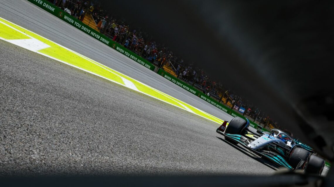 Russell vince la gara sprint di Interlagos davanti a Sainz Russell vince la gara sprint di Interlagos davanti a Sainz