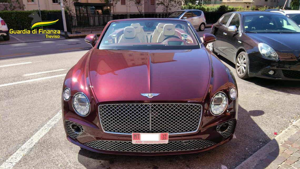 Treviso, guida Bentley da 250mila euro ma importata in contrabbando Treviso, guida Bentley da 250mila euro ma importata in contrabbando