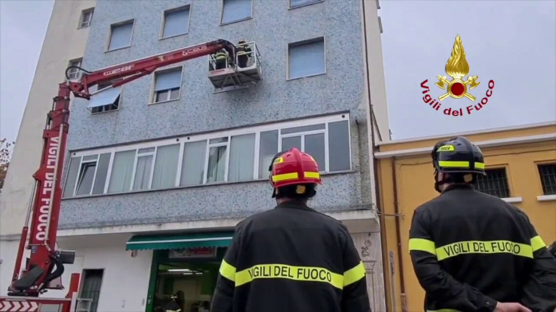 Marche, continuano le verifiche dei vigili del fuoco dopo il sisma Marche, continuano le verifiche dei vigili del fuoco dopo il sisma
