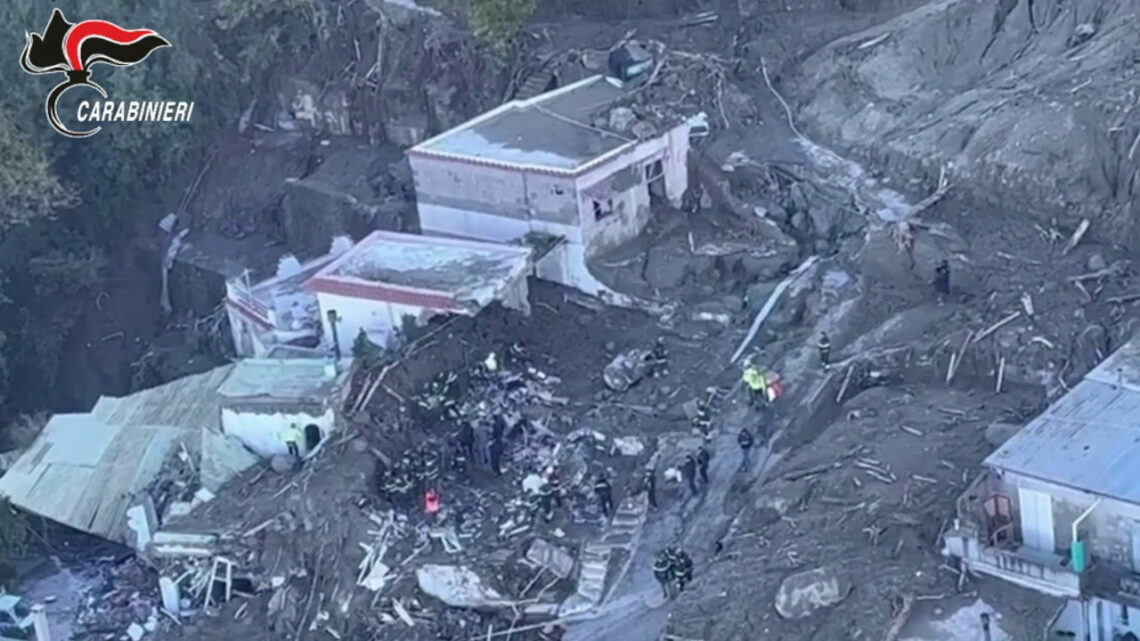 Ischia, ritrovata l’ottava vittima. Proseguono ricerche dei dispersi Ischia, ritrovata l’ottava vittima. Proseguono ricerche dei dispersi