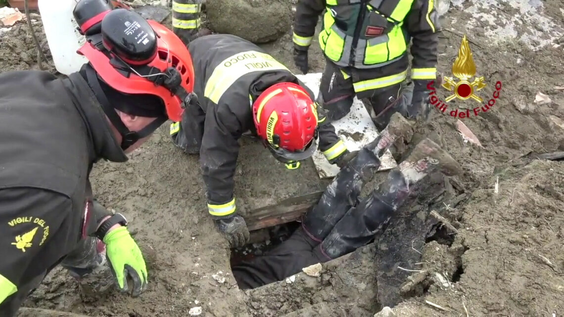 Ischia, soccorritori ancora al lavoro per recupero dei 4 dispersi Ischia, soccorritori ancora al lavoro per recupero dei 4 dispersi