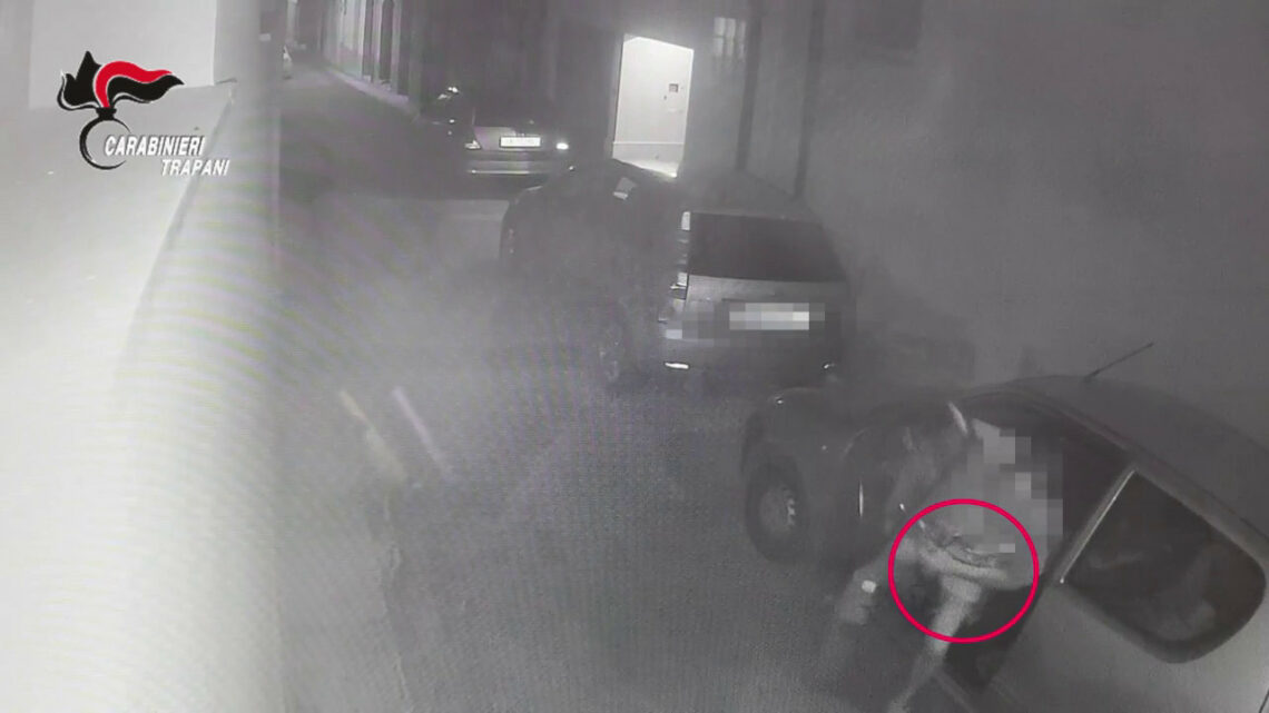 Brucia escavatore con una molotov, arrestato 45enne nel trapanese Brucia escavatore con una molotov, arrestato 45enne nel trapanese