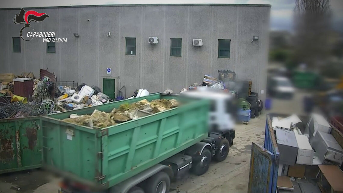 Azienda abbandonava rifiuti pericolosi, 16 indagati a Vibo Valentia Azienda abbandonava rifiuti pericolosi, 16 indagati a Vibo Valentia