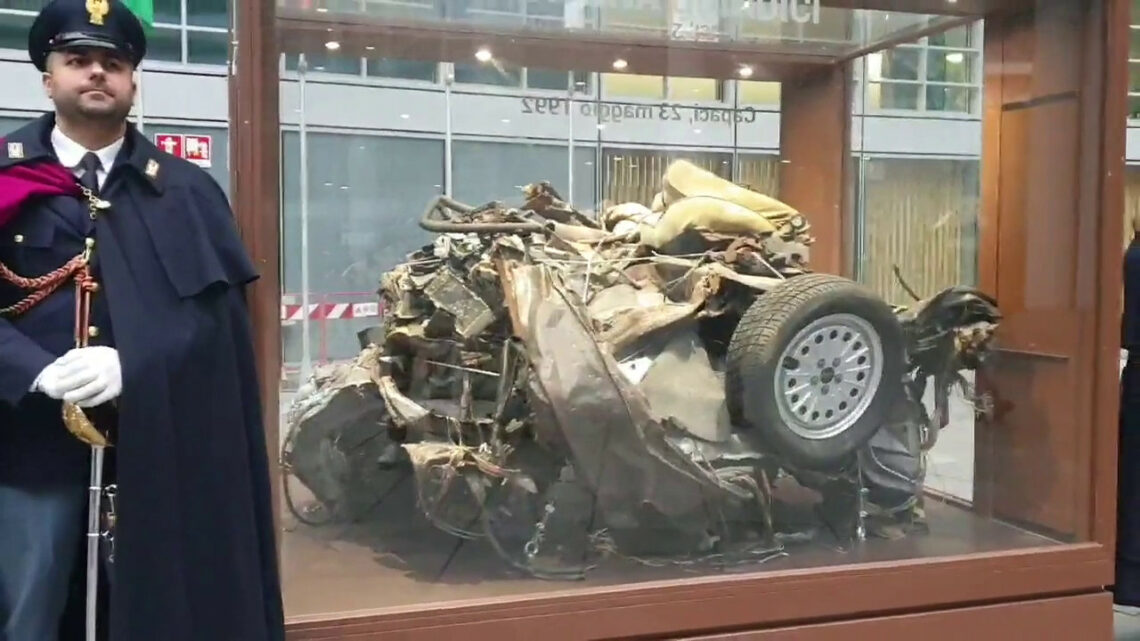 I resti dell’auto della scorta di Falcone esposti a Milano I resti dell’auto della scorta di Falcone esposti a Milano