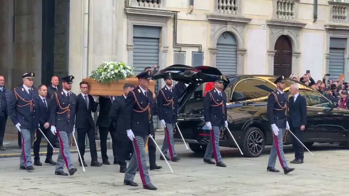 Funerali di Stato di Maroni, arrivo del feretro tra gli applausi Funerali di Stato di Maroni, arrivo del feretro tra gli applausi