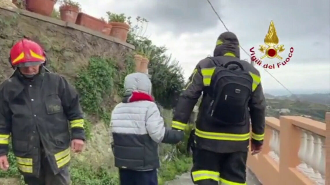 Frana a Ischia, una famiglia bloccata dal fango Frana a Ischia, una famiglia bloccata dal fango