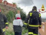 Frana a Ischia, una famiglia bloccata dal fango
