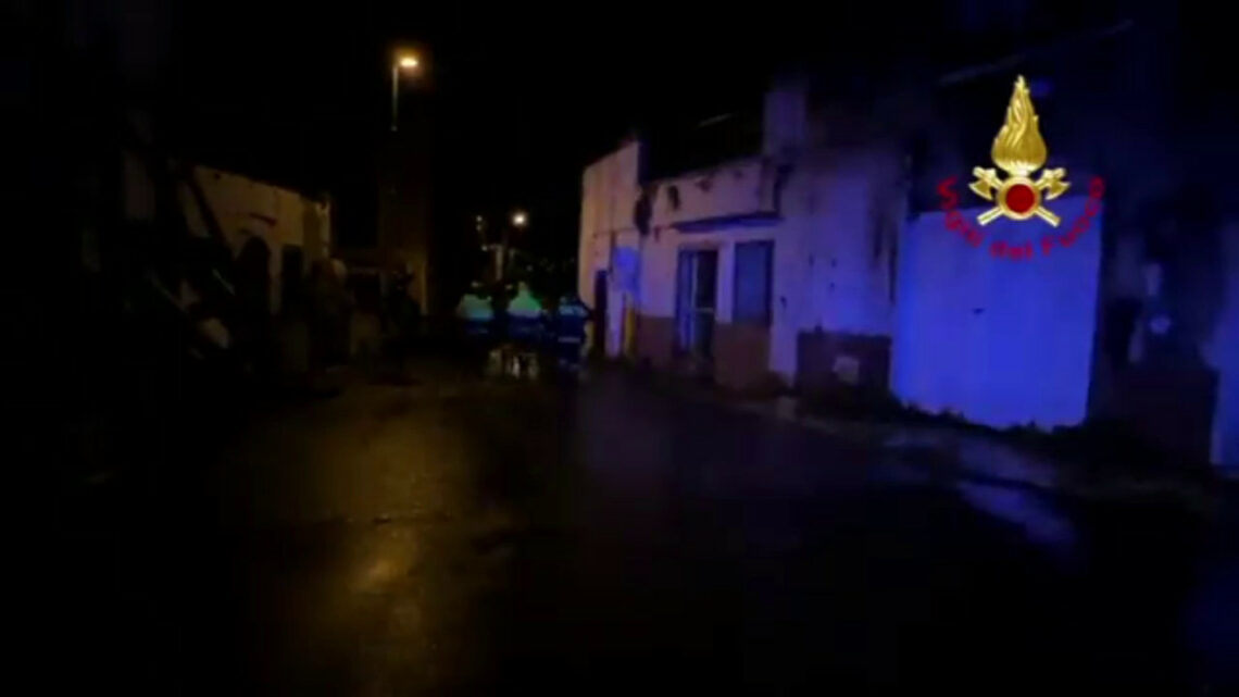Frana Ischia, incessanti le ricerche dei dispersi nonostante il buio Frana Ischia, incessanti le ricerche dei dispersi nonostante il buio