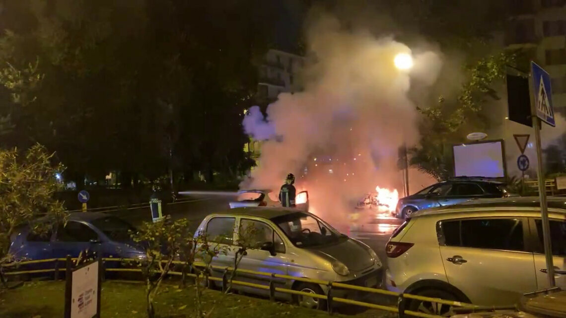 Napoli, Fiamme in piazza Medaglie d’0ro. Momenti di paura al Vomero Napoli, Fiamme in piazza Medaglie d’0ro. Momenti di paura al Vomero